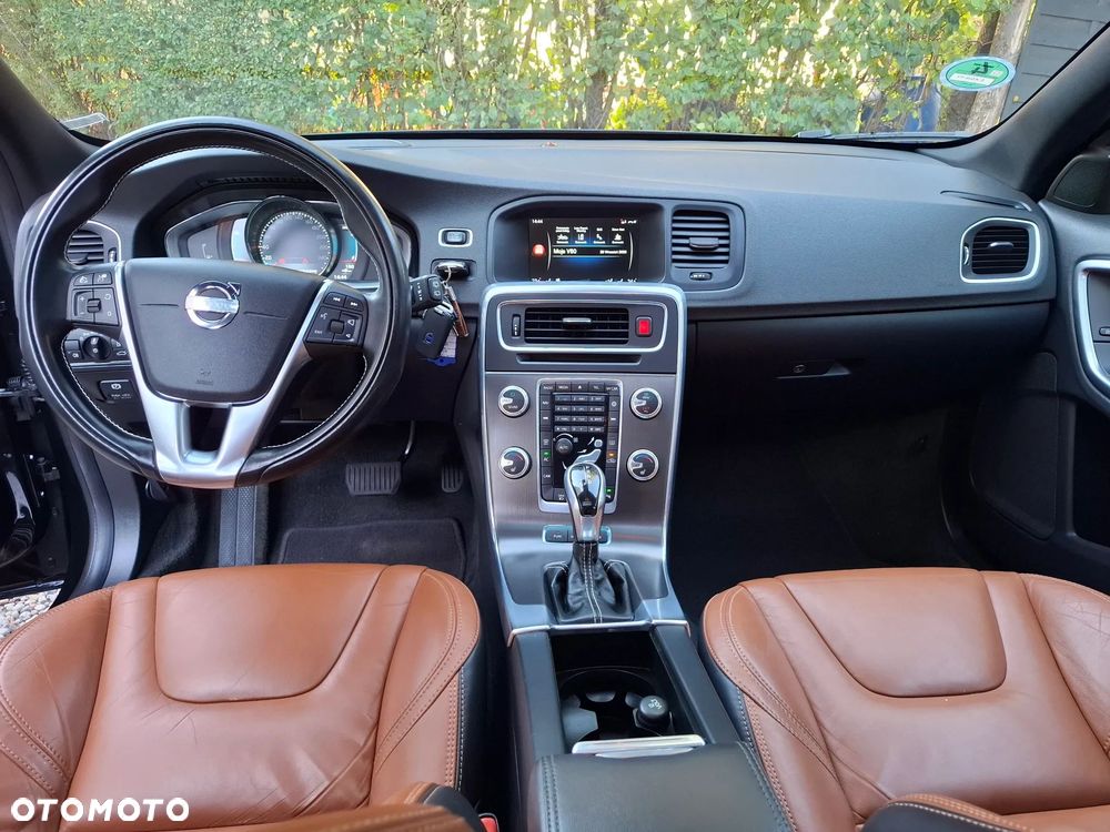 Volvo V60 D6 AWD Plug-in Hybrid R-Design Summum - 8