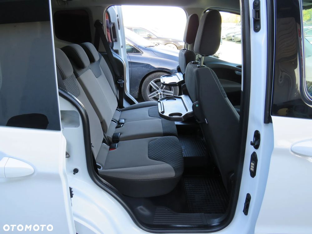 Ford Tourneo Courier - 32
