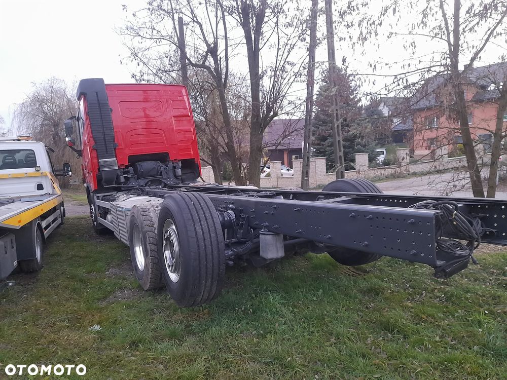 Volvo FH 16 650koni 6x2 OŚ SKRĘTNA PODNOSZONA // JEDYNY TAKI// RAMA DO ZABUDOWY// HDS dzwig żuraw do lasu drewna tarcicy // DO ŻYWCA// assenizacyjny// HOLOWNIK// FULL opcja ze SZWAJCARI - 2