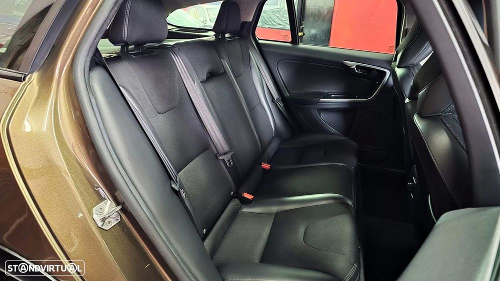 Volvo V60 Cross Country 2.0 D3 Momentum - 48