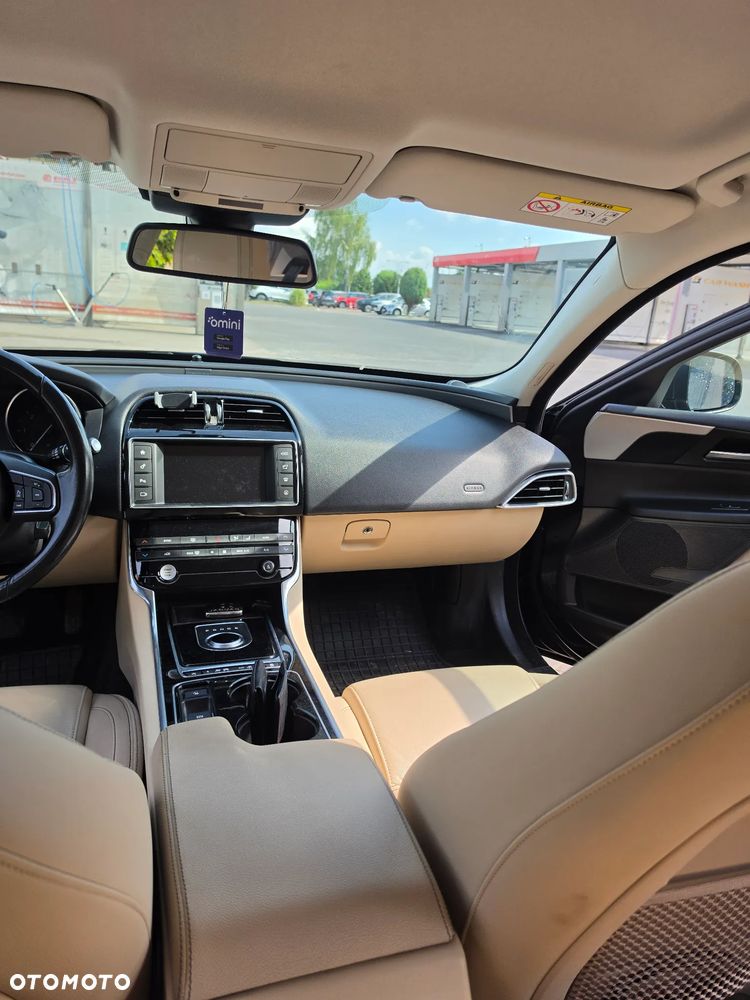 Jaguar XE 2.0 D Prestige - 5