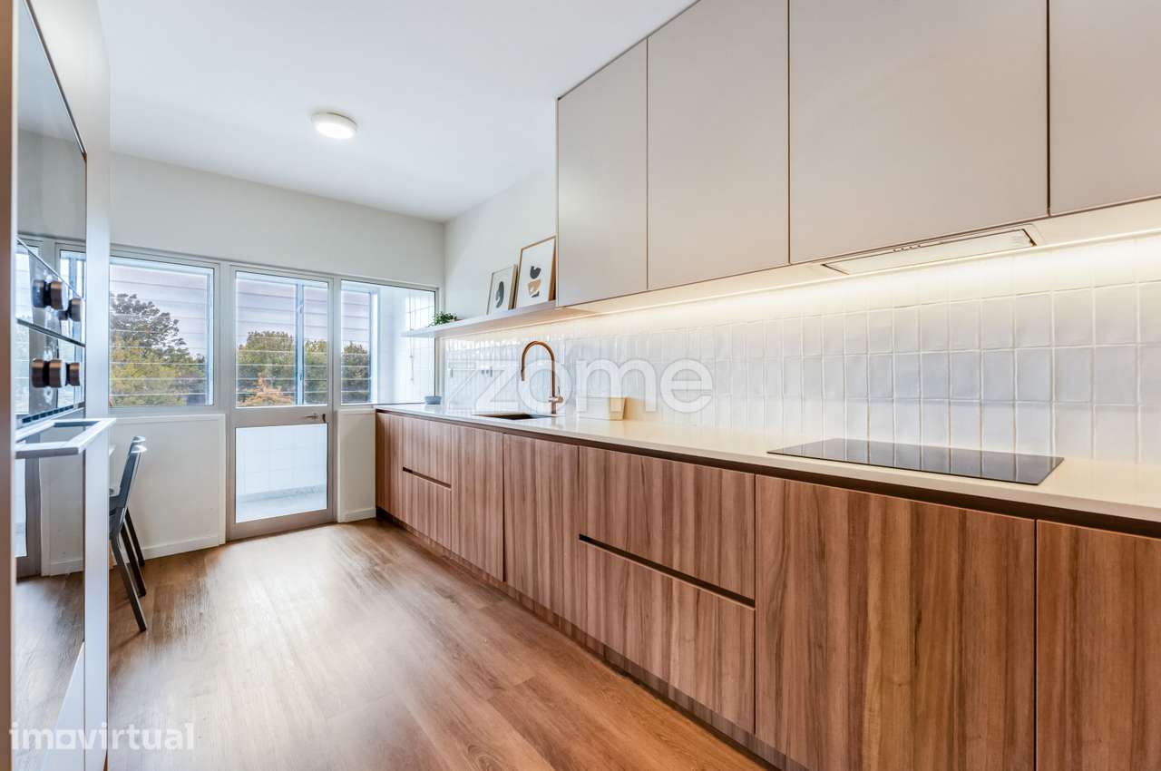 Apartamento T3 em Aldoar, na Praça da Pedra Verde.