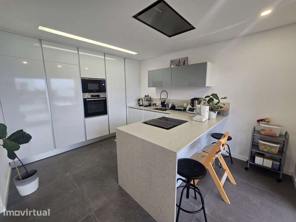 Moradia geminada T4+4, arquitetura contemporânea com garagem - Palhais - Grande imagem: 2/35