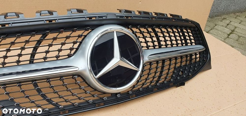 MERCEDES CLA 118 GRILL ATRAPA DIAMENT RADAR ORYG - 4