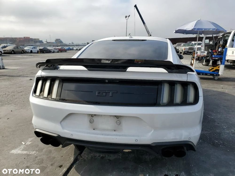 Ford Mustang 5.0 V8 GT - 6