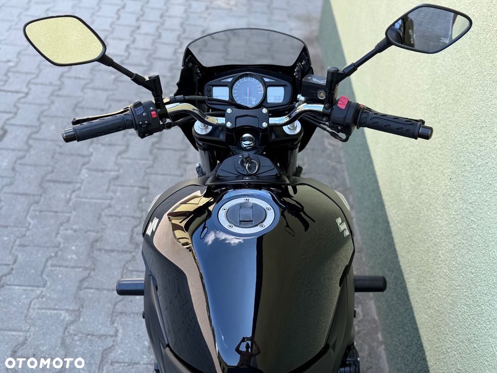 Suzuki GSR - 38