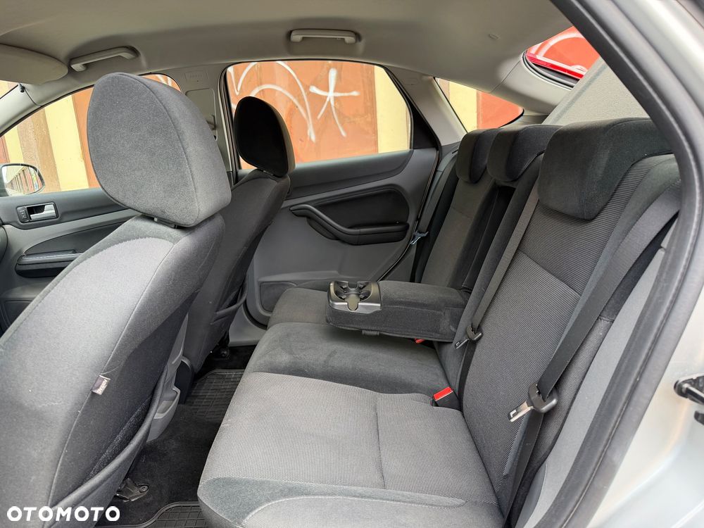 Ford Focus 1.6 Ghia - 25