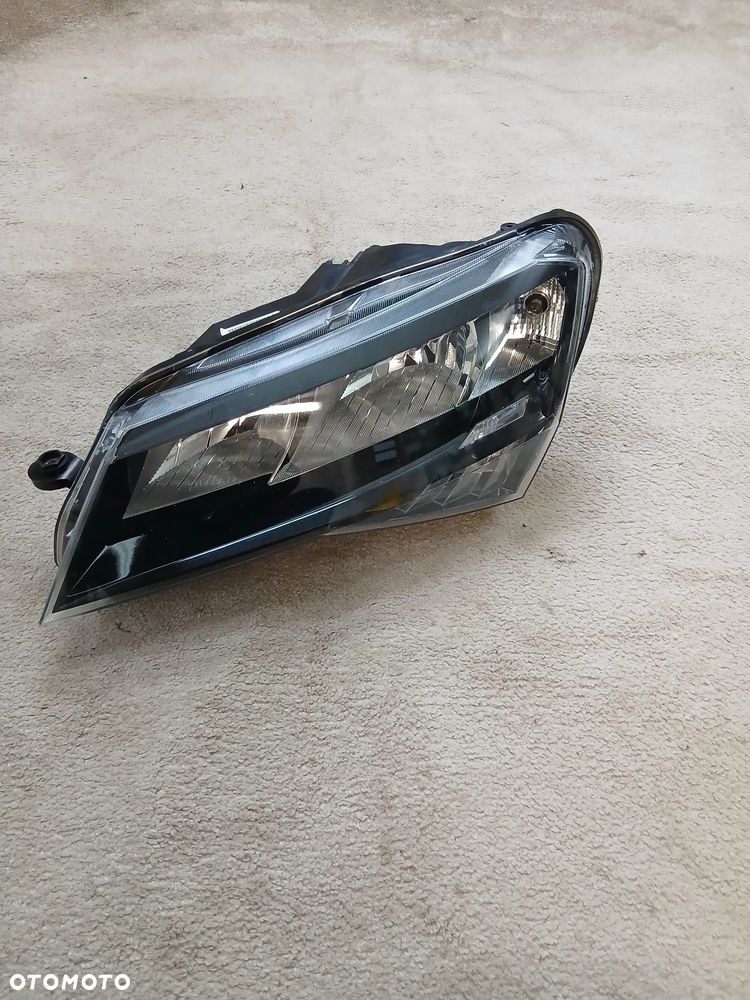 LAMPA PRZEDNIA LEWA SKODA SUPERB III ROK 15/19 EUROPA