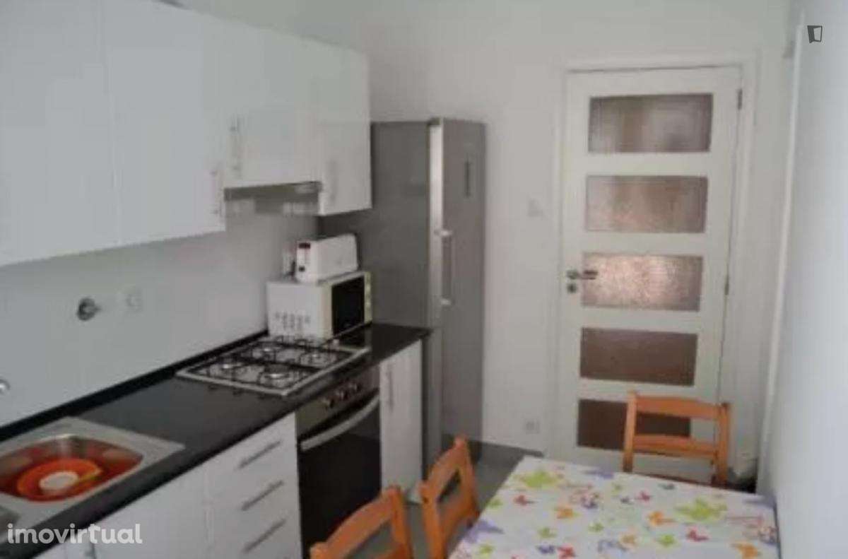 Quarto - localizado em Baixa Coimbra - Grande imagem: 2/9