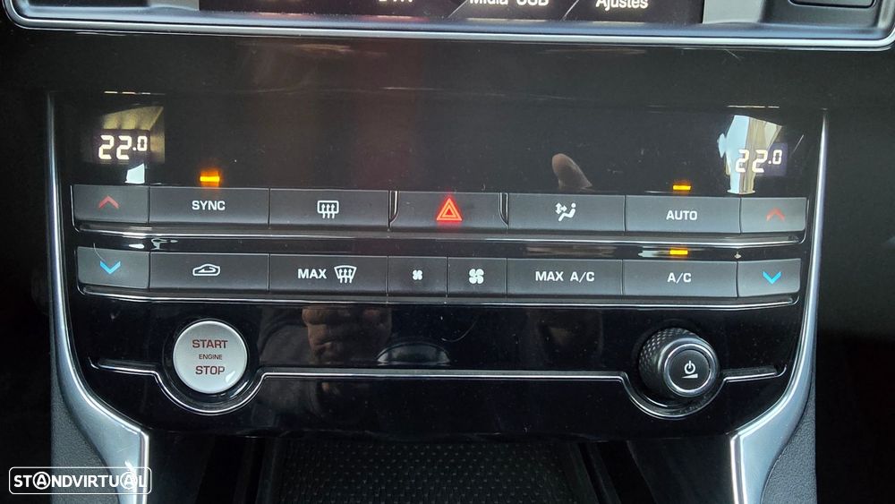 Jaguar XE 2.0 D R-Sport - 31