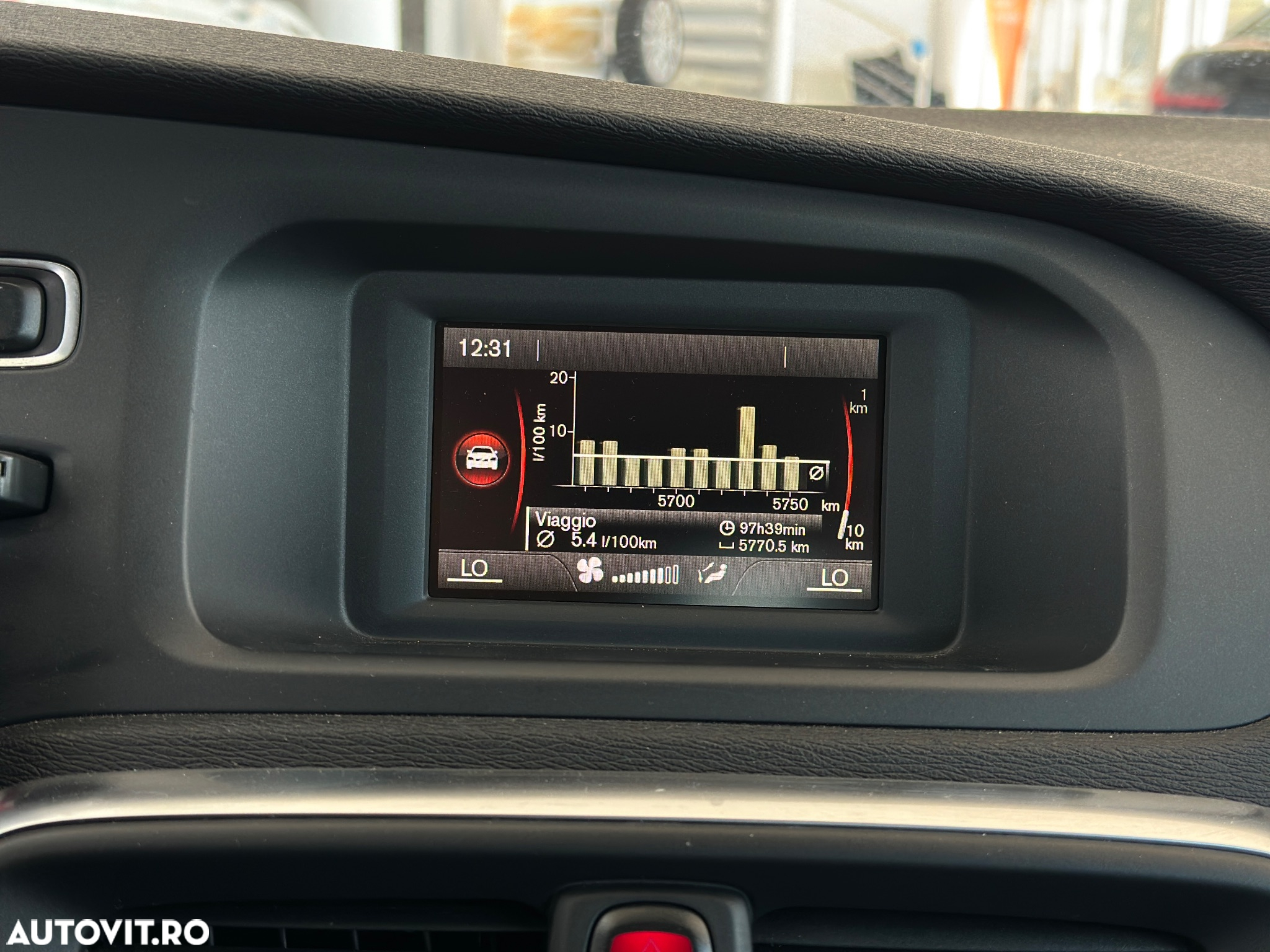 Volvo V40 D2 R-Design - 24
