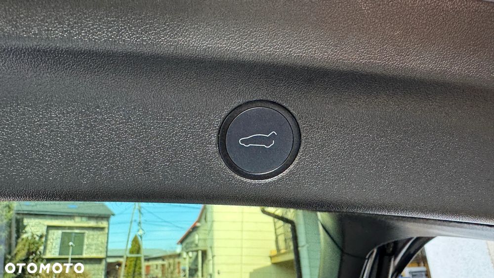 Tesla Y Long Range AWD - 39