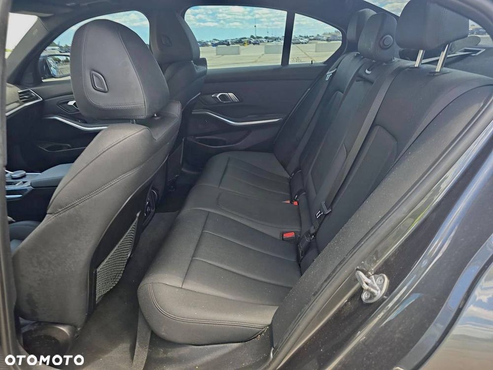 BMW Seria 3 330i xDrive Sport Line - 14