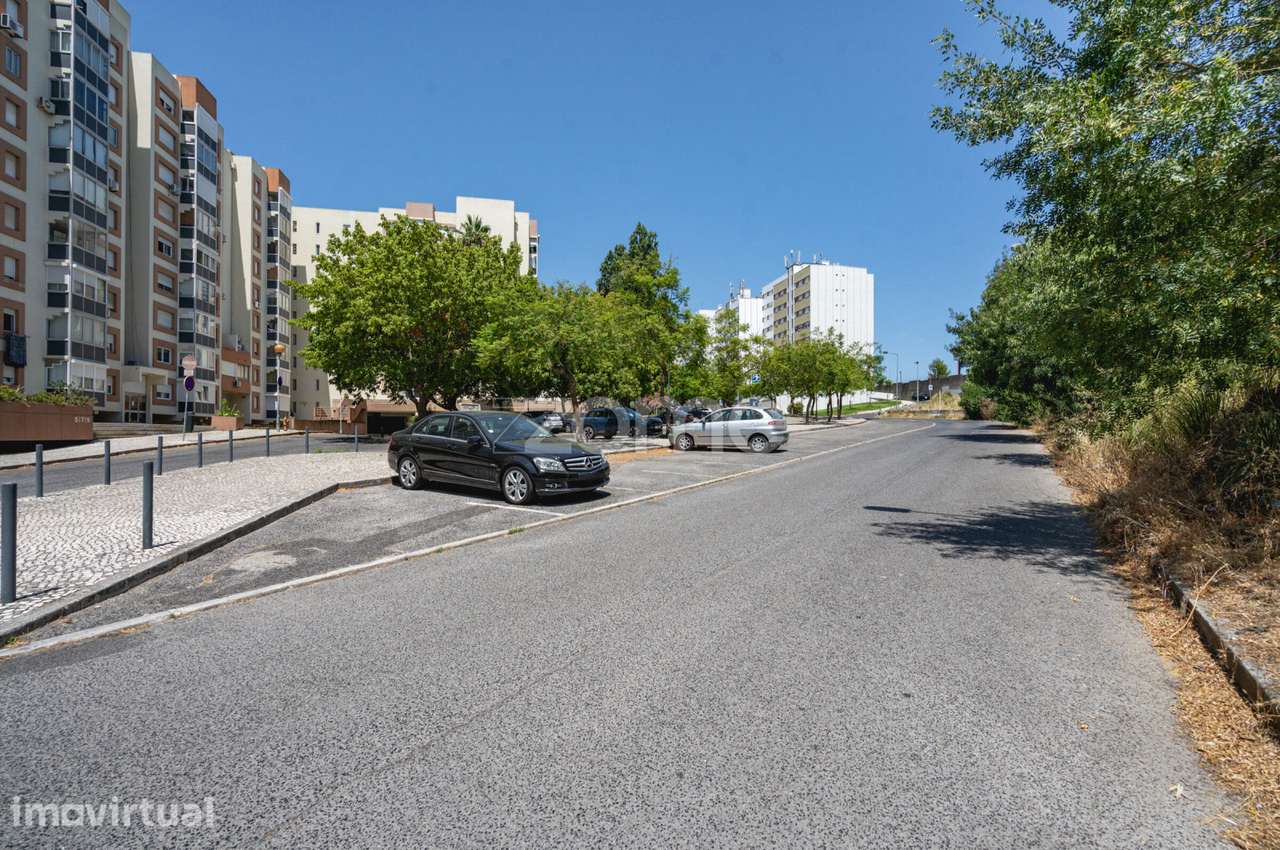 Apartamento T2 com Garagem para Arrendamento - Metro do Campo Grande - Grande imagem: 2/26