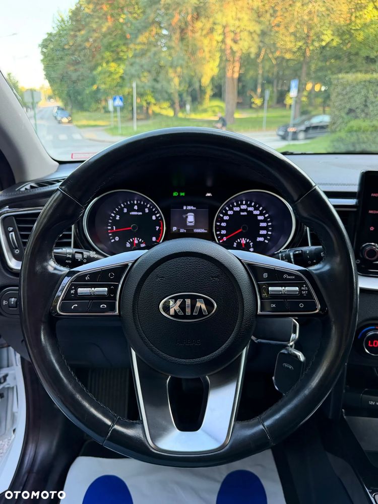 Kia Ceed - 33