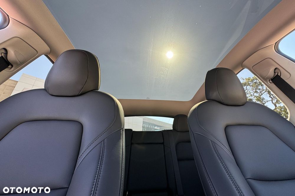 Tesla Model Y Long Range Dual Motor AWD - 12