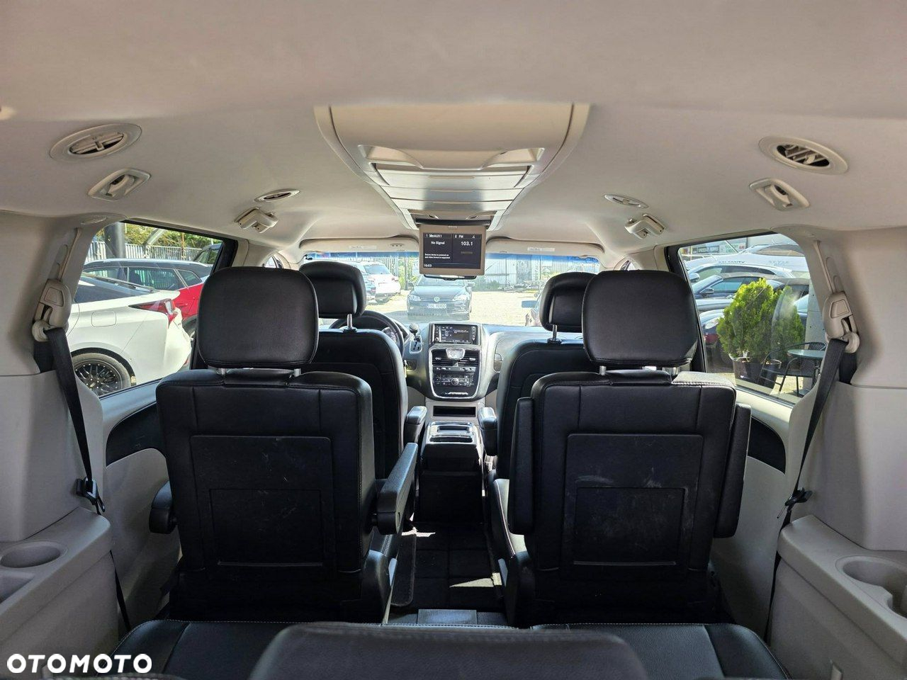 Chrysler Town & Country - 29
