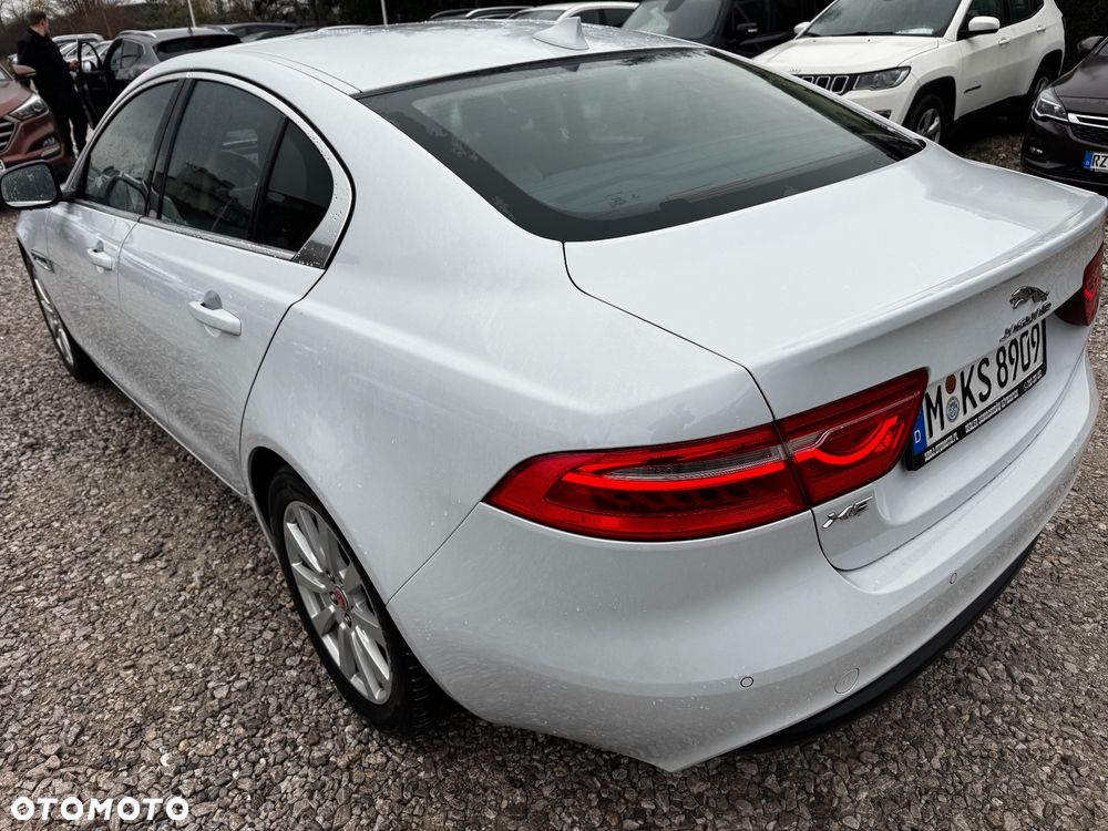 Jaguar XE 2.0 T Prestige - 12