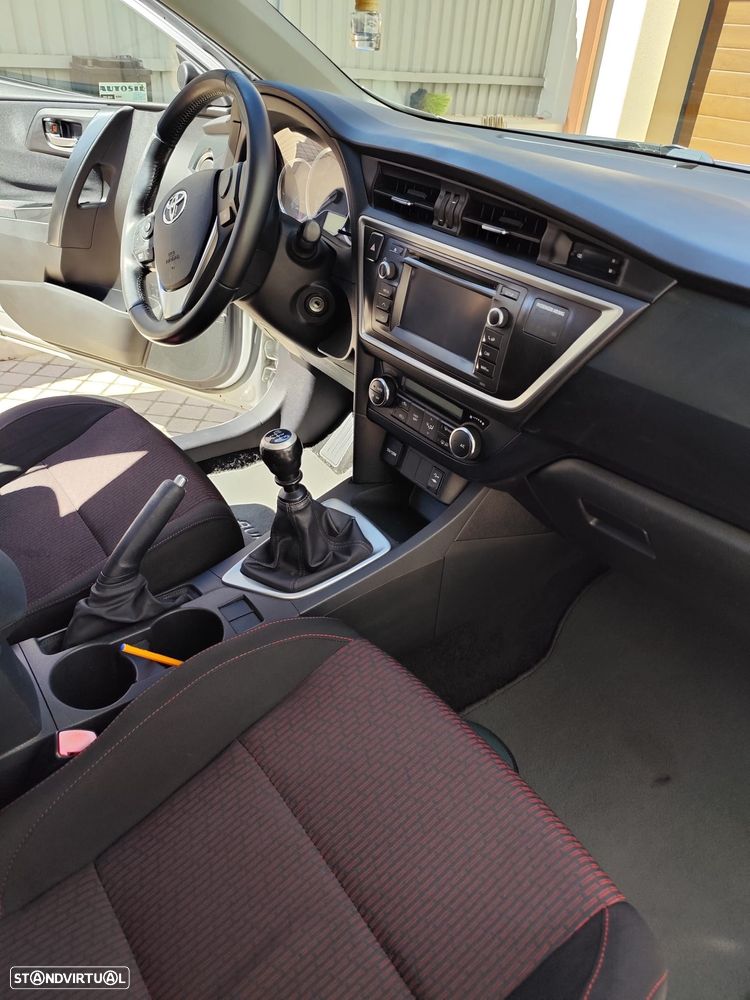 Toyota Auris 1.4 D-4D Comfort+Pack Sport - 2
