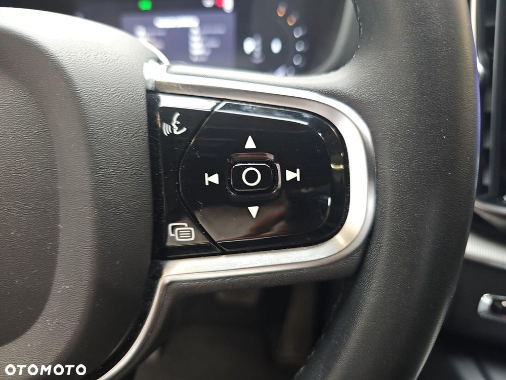 Volvo XC 60 B4 D Plus Dark - 18