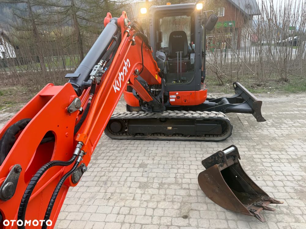 Kubota U55-4. koparka 5,5 tony. 2016 rok. 2300 mtg! KLIMATYZACJA. Długie ramie plus! 3sekcje Hydrauliczne. zamki na tłokach. Koparka Jak nówka sztuka. Zadbana zero zużycia. Z gospodarstwa Norweskiego. Zmiana łyżek Hydrauliczna. LENHOFF. Ani deka luzów wycieków. Szybka wolna jazda. Gąski perfekt stan. OKAZJA TANIO. Aktualna Dekra. Po serwisach eksploatacyjnych. Mocny silnik Kubota 4 cylindry! Zamki na tłokach. Wielka Okazja - 32