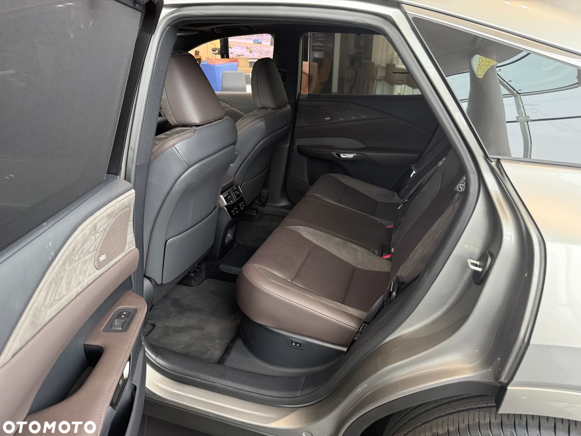 Lexus RX 450h+ Omotenashi - 8