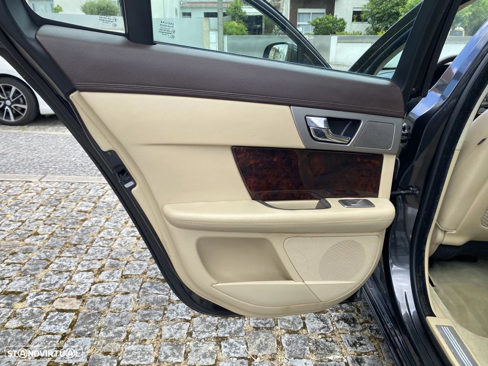 Jaguar XF 3.0 D V6 Premium Luxury - 16