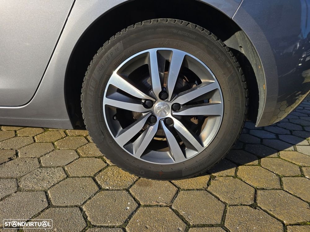 Peugeot 308 1.2 PureTech Allure EAT8 - 17