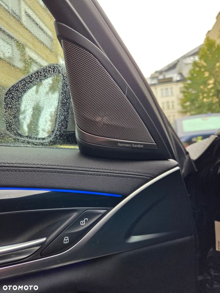 BMW Seria 5 M550i xDrive sport - 14