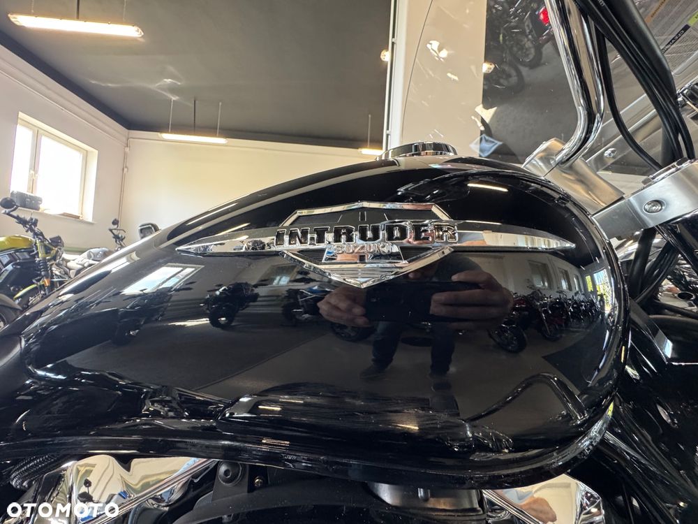 Suzuki Intruder - 24