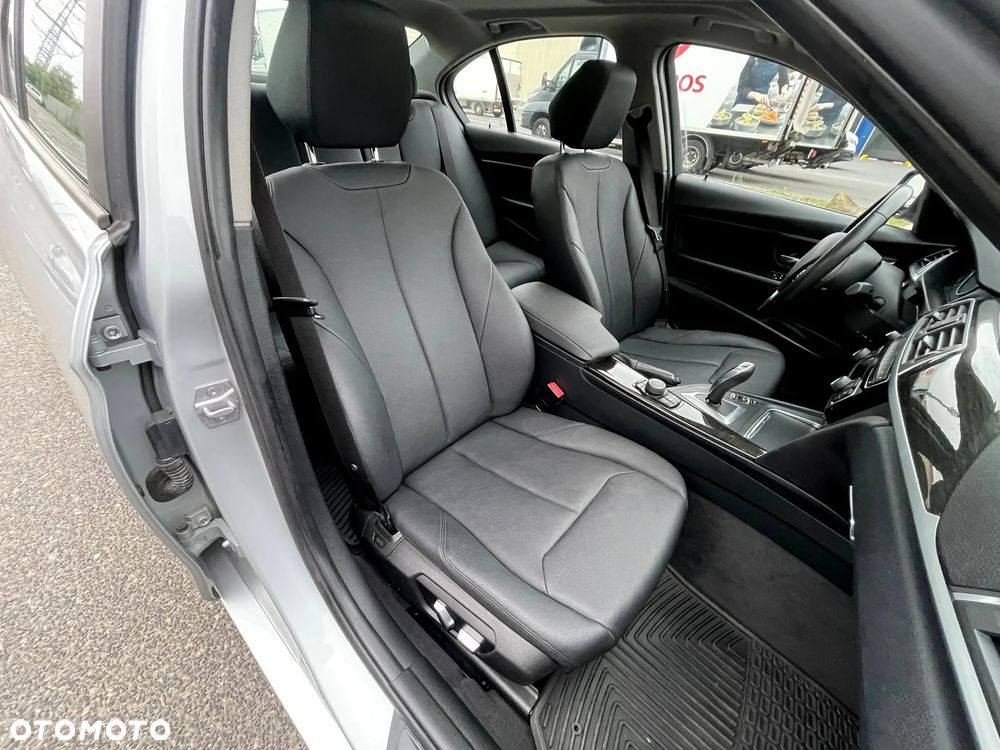 BMW Seria 3 320i Luxury Line - 14