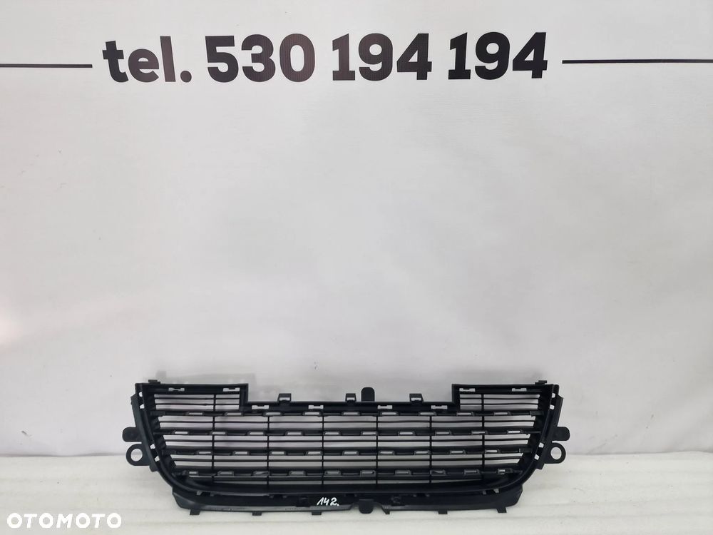 PEUGEOT 2008 13- KRATKA ŚRODKOWA ZDERZAKA PRZEDNIEGO PRZÓD , NR 9678059477 , NR AUKCJI KR142 - 1