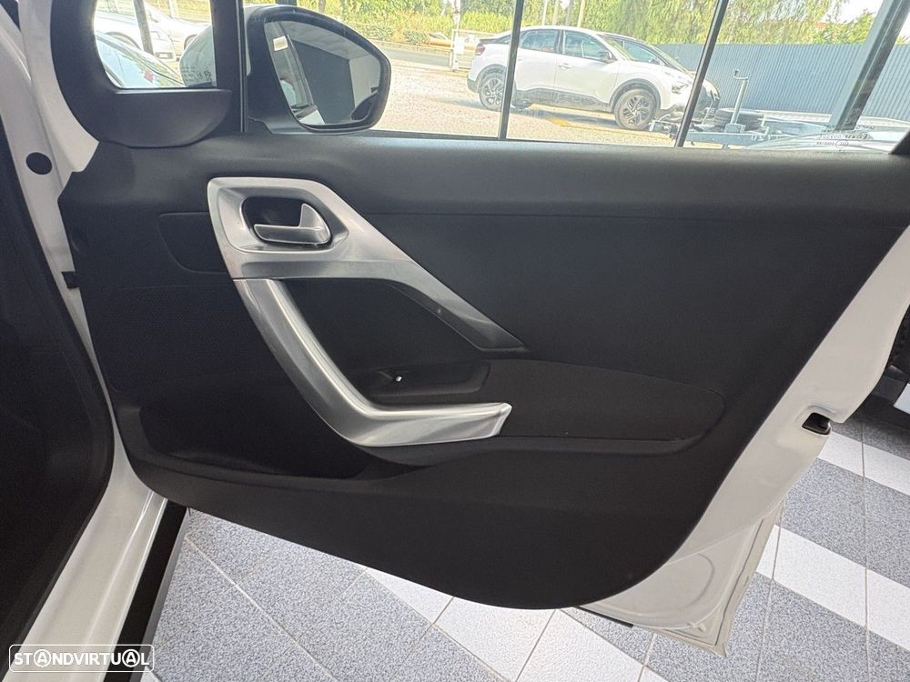 Peugeot 2008 1.2 PureTech Allure - 19