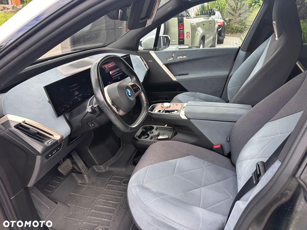 BMW iX xDrive40 76.6kWh Signature - 16