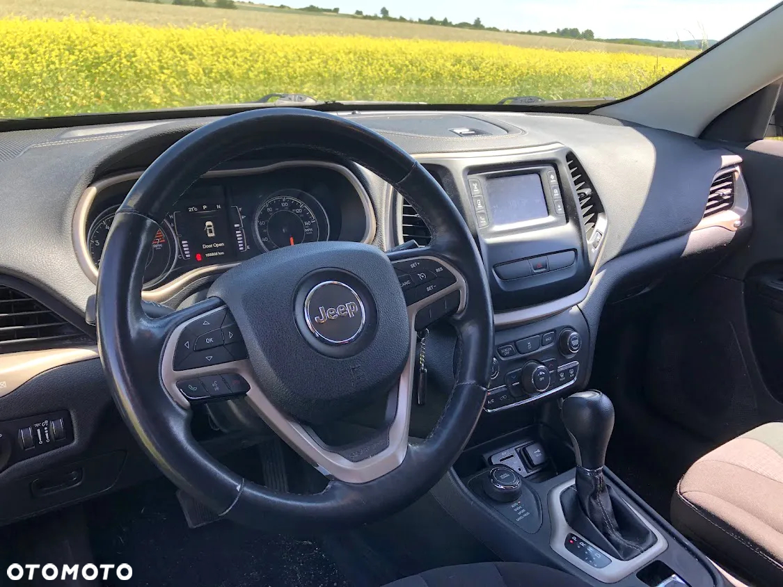 Jeep Cherokee - 24