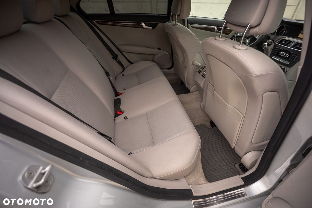 Mercedes-Benz Klasa C 200 CGI BlueEff Elegance - 24