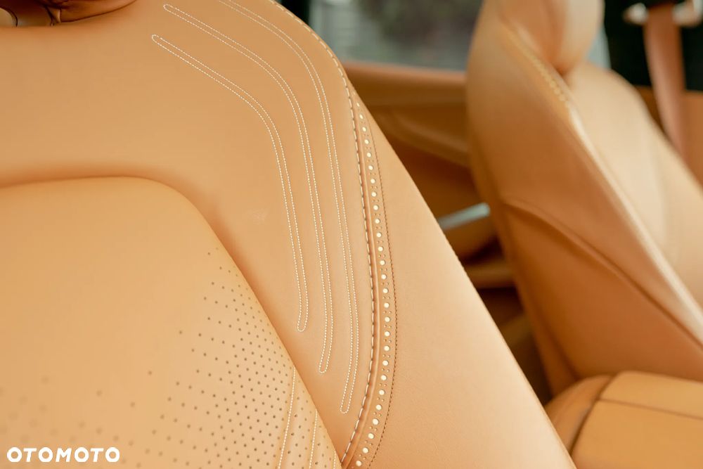 Aston Martin DBX - 16