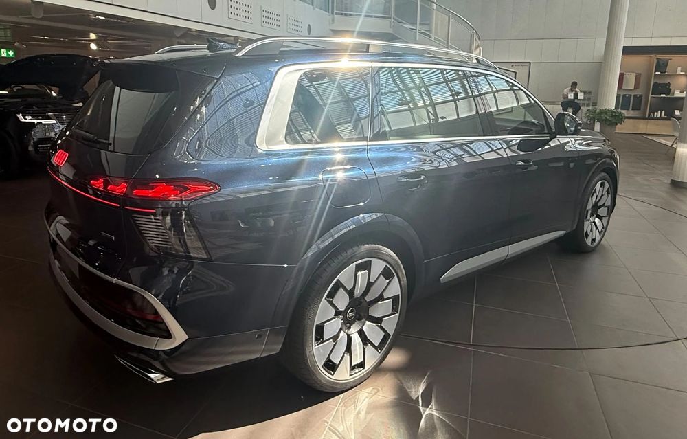 Audi Q9 - 9