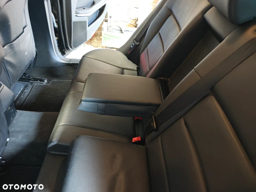 Mercedes-Benz Klasa E 200 CGI BlueEff - 25