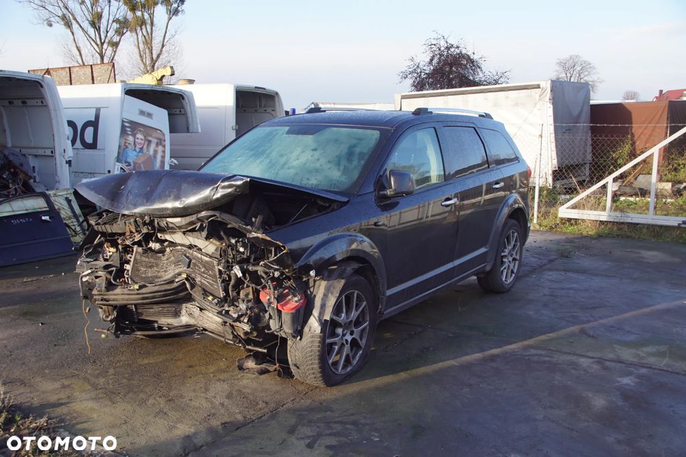 Auto na części - Fiat Freemont 2.0 MultiJet 140 KM 939B5000 C63563517 628 2014R Silnik Skrzynia Drzwi Błotnik Lusterko Zderzak Klapa Lampa Deska Kokpit Sterownik Moduł Czujnik Licznik Wyświetlacz Kierownica Panel - 1