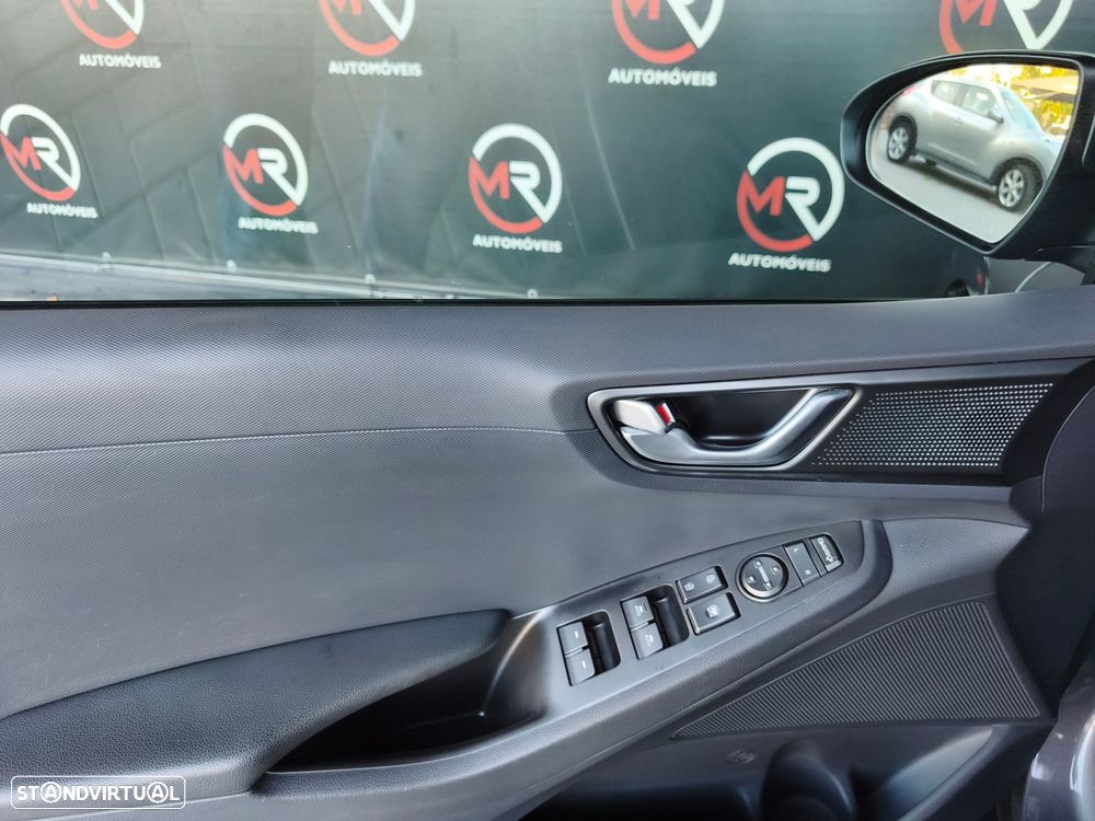 Hyundai Ioniq - 32