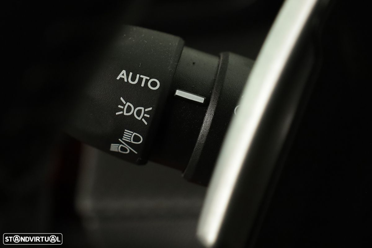 Peugeot 2008 1.2 PureTech Allure EAT8 - 17