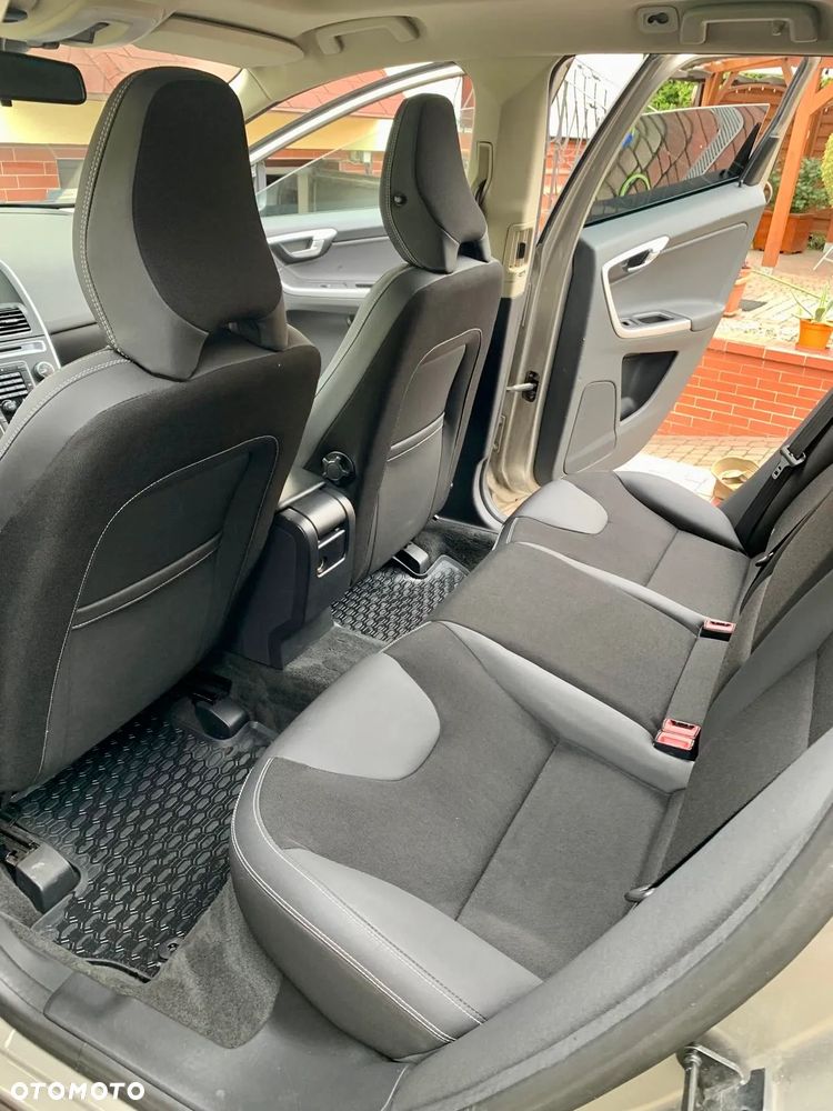 Volvo XC 60 2.4D AWD Momentum - 12