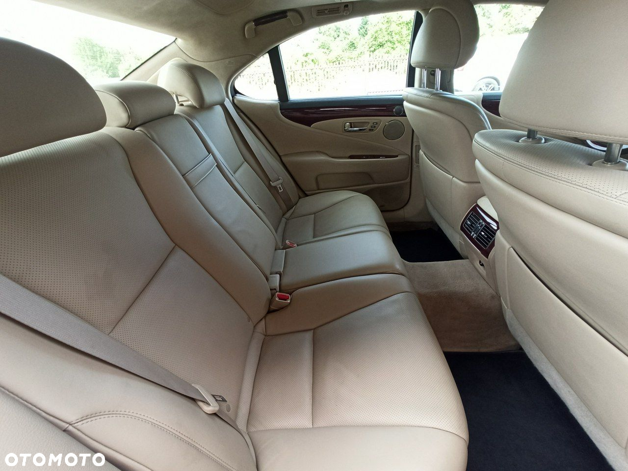 Lexus LS - 12
