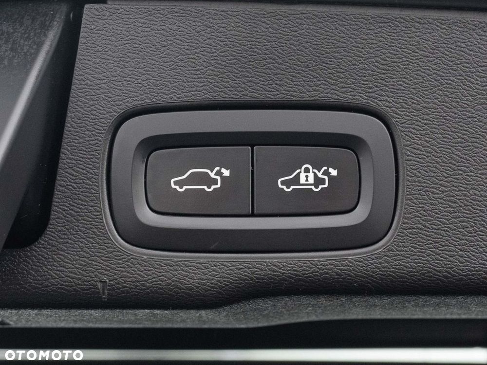 Volvo XC 60 B4 B Plus Dark - 29