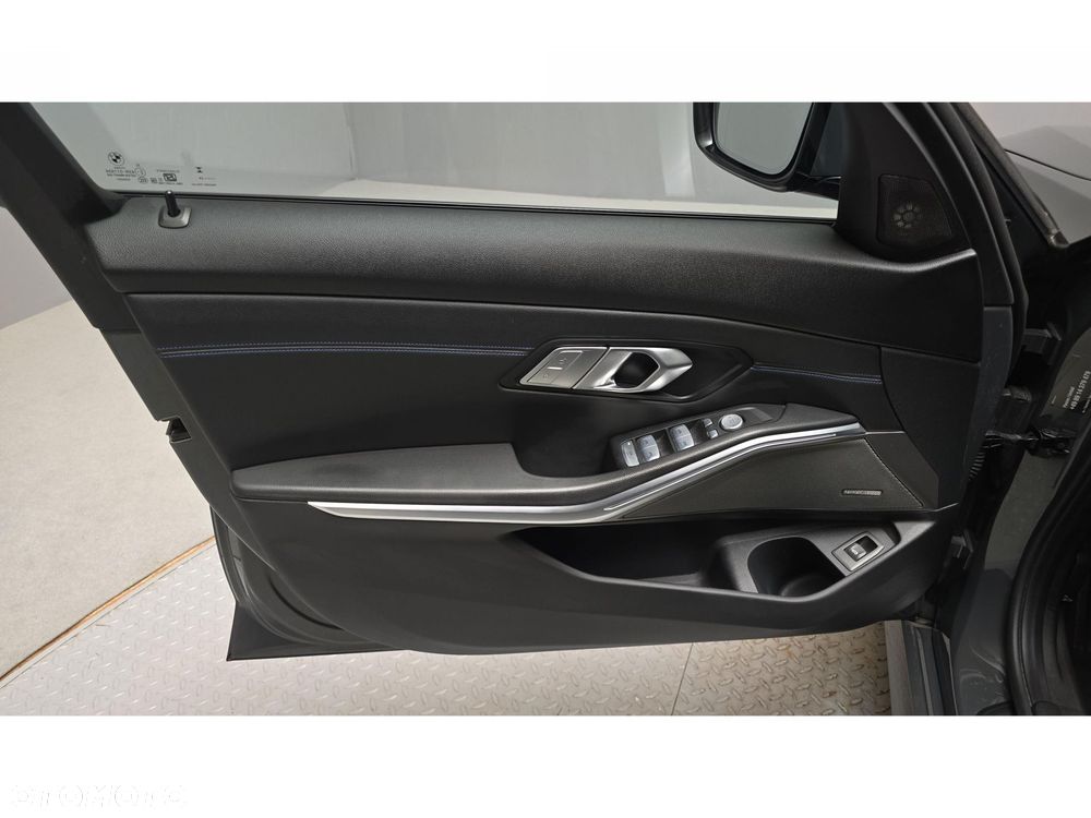 BMW Seria 3 320d xDrive M Sport - 17