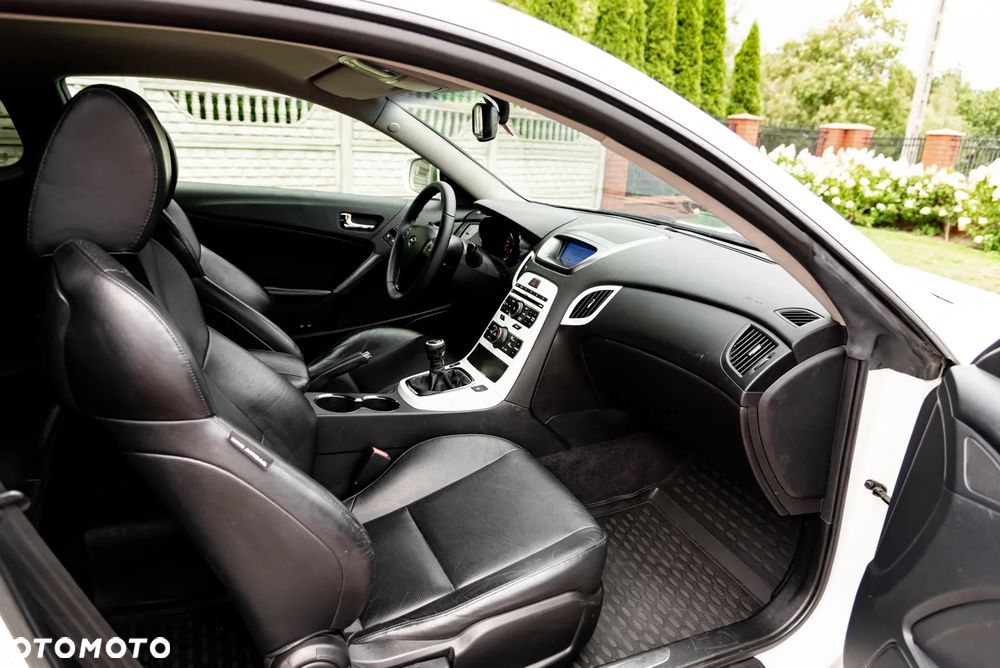 Hyundai Genesis Coupe 2.0 T - 31