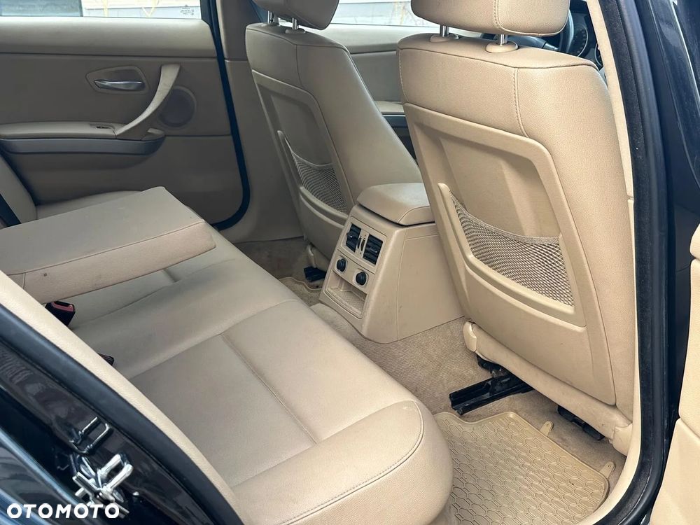 BMW Seria 3 318i Touring - 12