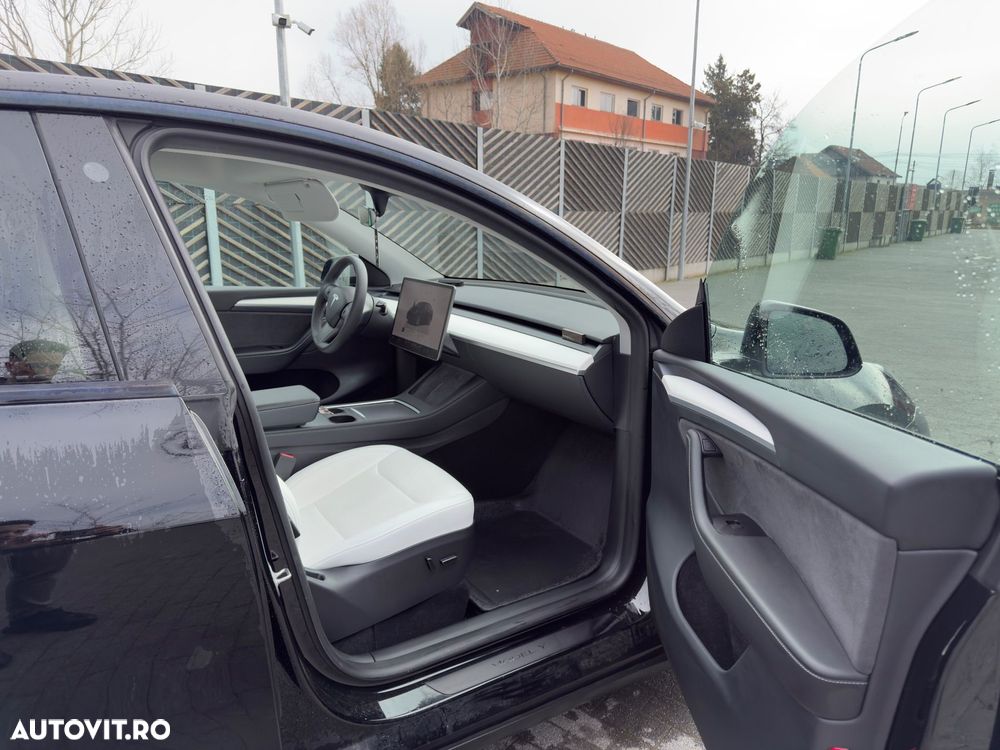 Tesla Model Y Long Range AWD - 5