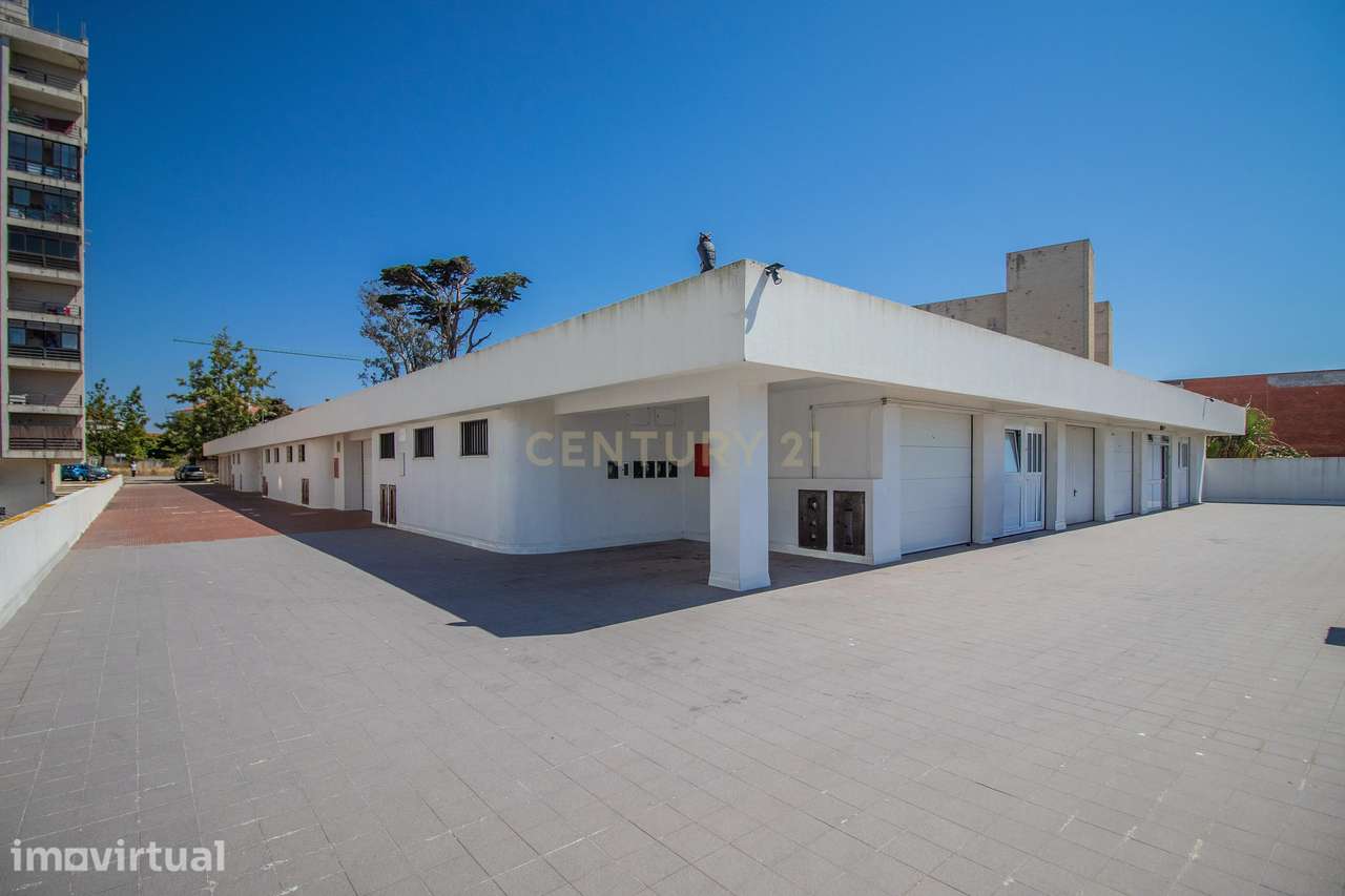 Garagem com luz, água e saneamento ao lado do CAE nas Abadias - Figuei - Grande imagem: 3/10